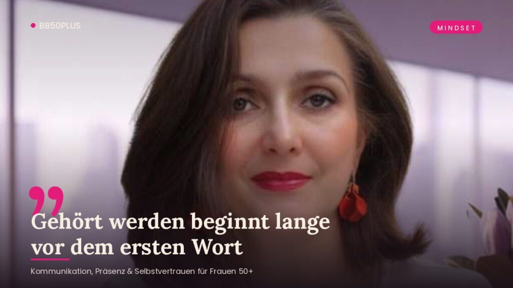 Nahaufnahme einer selbstbewussten Frau 50+ mit Zitatzeichen-Overlay zum Thema Kommunikation und Ausstrahlung